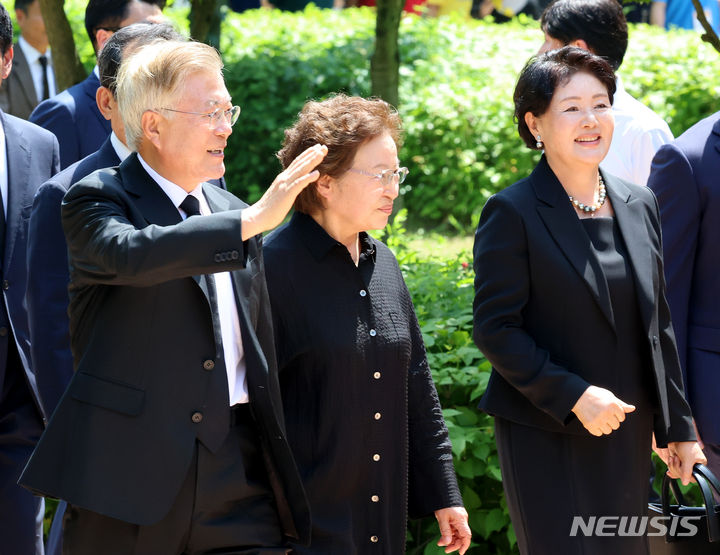 [김해=뉴시스] 차용현 기자 = 문재인 전 대통령과 김정숙 여사, 권양숙 여사가 23일 오후 경남 김해시 봉하마을에서 열린 고 노무현 전 대통령 서거 15주기 추도식에 참석하고 있다. (공동취재) 2024.05.23. photo@newsis.com