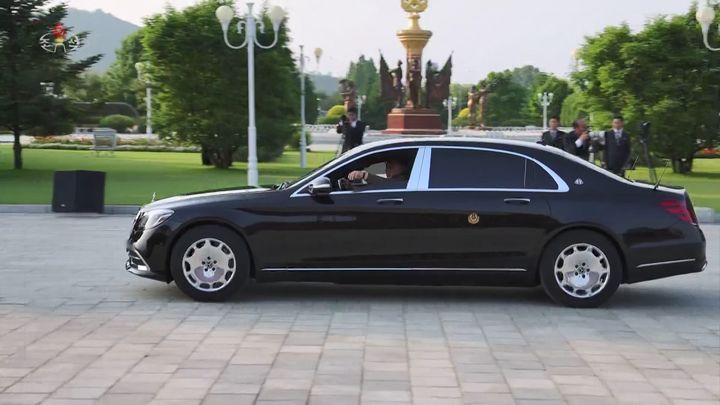 [서울=뉴시스] 김정은 북한 국무위원장이 지난 22일 노동당 중앙간부학교 건설에 참여한 군인ㆍ설계자들과 기념 공연을 한 예술인들을 만나 기념촬영을 했다고 조선중앙TV가 23일 보도했다. 김 위원장이 기념촬영이 끝난 후 마이바흐 벤츠 차량을 직접 운전해 이동하고 있다.(사진=조선중앙TV 캡쳐) 2024.05.23. photo@newsis.com *재판매 및 DB 금지