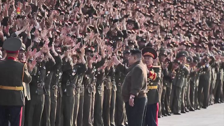 [서울=뉴시스] 김정은 북한 국무위원장이 지난 22일 노동당 중앙간부학교 건설에 참여한 군인ㆍ설계자들과 기념 공연을 한 예술인들을 만나 기념촬영을 했다고 조선중앙TV가 23일 보도했다. 김 위원장이 참석자들에게 엄지를 들어보이고 있다.(사진=조선중앙TV 캡쳐) 2024.05.23. photo@newsis.com *재판매 및 DB 금지