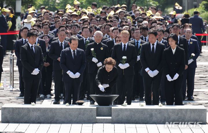 [김해=뉴시스] 차용현 기자 = 권양숙 여사를 비롯한 참석자들이 23일 오후 경남 김해 봉하마을에서 열린 고(故) 노무현 전 대통령 15주기 추도식에서 노 전 대통령의 묘역을 분향하고 있다. (공동취재) 2024.05.23. photo@newsis.com
