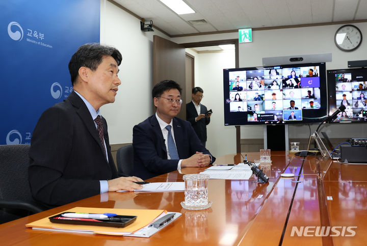 [서울=뉴시스] 배훈식 기자 = 이주호 사회부총리 겸 교육부 장관이 지난달 23일 오후 서울 종로구 정부서울청사에서 열린 교실혁명 선도교사 연수 화상 개회식에서 인사말을 하고 있다. 2024.05.23. dahora83@newsis.com