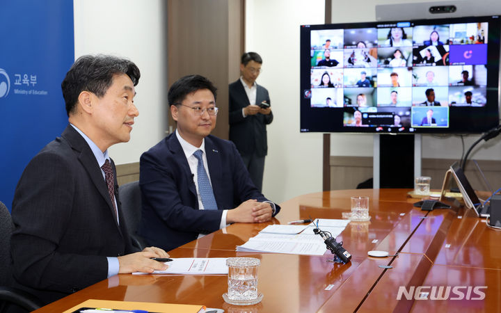 [서울=뉴시스] 이주호 사회부총리 겸 교육부 장관이 지난 5월23일 오후 서울 종로구 정부서울청사에서 열린 교실혁명 선도교사 연수 화상 개회식에서 인사말을 하고 있다. (사진=뉴시스DB). 2024.08.06. photo@newsis.com