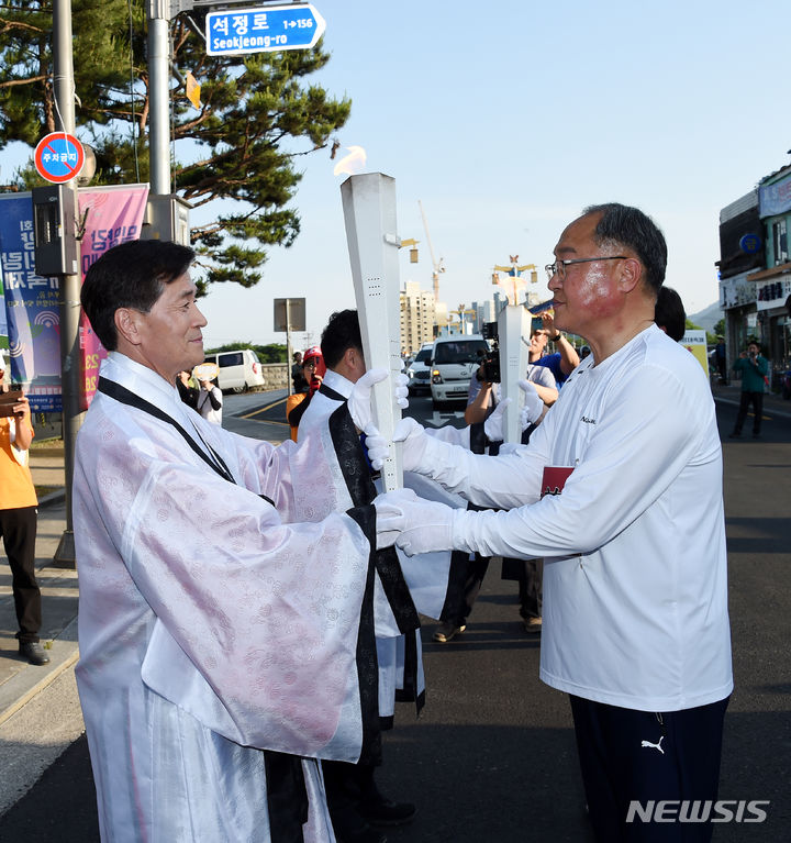 [밀양=뉴시스] 안지율 기자 = '영남루의 꿈, 밀양아리랑의 빛'이라는 주제로 경남 밀양시 밀양강 둔치에서 열리는 제66회 밀양아리랑대축제 첫날인 23일 오후 국보 영남루 입구에서 밀양의 3대 정신 중 충의·지덕정신의 불씨가 전달되고 있다. 2024.05.23. alk9935@newsis.com