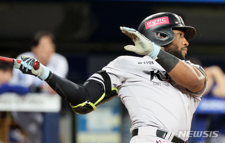 [대구=뉴시스] 이무열 기자 = 23일 대구 수성구 삼성라이온즈파크에서 열린 2024 신한 SOL 뱅크 KBO리그 KT 위즈와 삼성 라이온즈의 경기, 6회초 2사 1루 상황에서 KT 로하스가 1타점 2루타를 때리고 있다. 2024.05.23. lmy@newsis.com