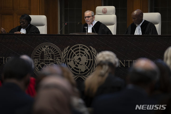 [헤이그=AP/뉴시스] 이스라엘은 국제사법재판소(ICJ)가 24일(현지시간) 가자지구 최남단 라파 공격을 즉각 중단하라고 명령한 데 대해 "전쟁을 계속하겠다"고 반발했다. 사진은 이날 네덜란드 헤이그 소재 국제사법재판소에서 나와프 살람 재판장이 '이스라엘의 라파공격 즉각 중지' 명령의 판결문을 낭독하는 모습. 2024.05.25.