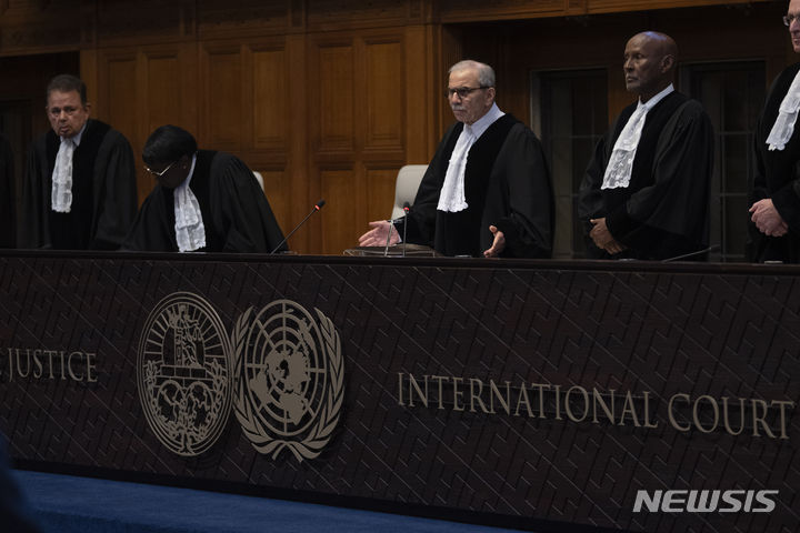 [헤이그=AP/뉴시스] 이스라엘은 국제사법재판소(ICJ)가 24일(현지시간) 가자지구 최남단 라파 공격을 즉각 중단하라고 명령한 데 대해 "전쟁을 계속하겠다"고 반발했다. 사진은 이날 네덜란드 헤이그 소재 국제사법재판소에서 나와프 살람 재판장이 '이스라엘의 라파공격 즉각 중지' 명령의 판결문을 낭독하는 모습. 2024.05.25.