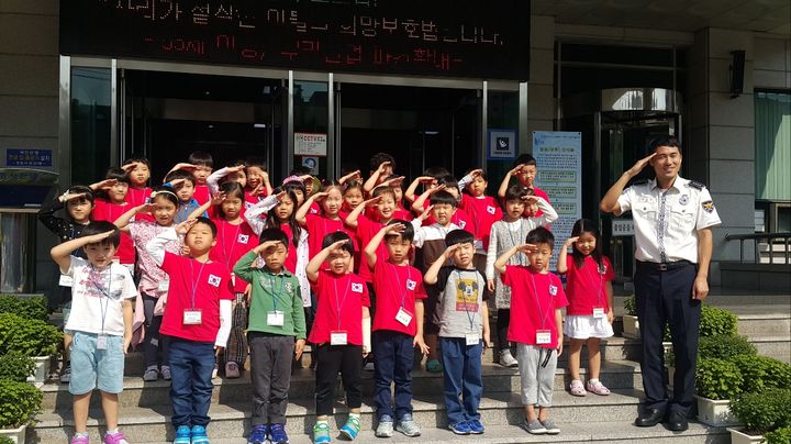 [서울=뉴시스]수서경찰서에서 안전교육을 받은 어린이집 아이들. 2024.05.24. (사진=강남구 제공) *재판매 및 DB 금지