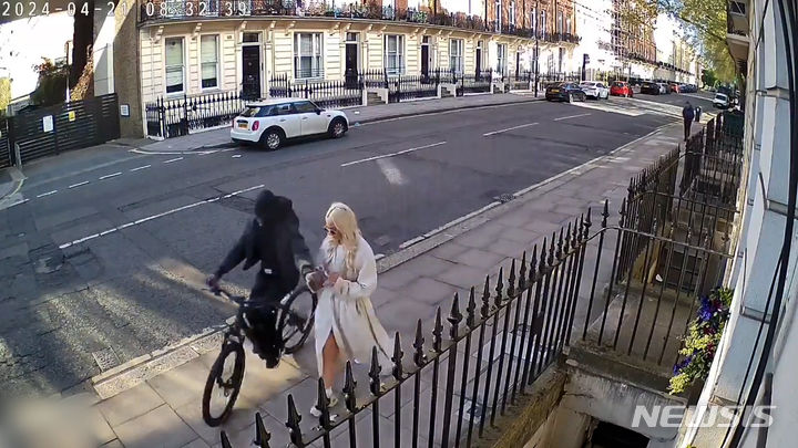 영국 런던에서 오토바이를 이용해 순식간에 휴대폰을 훔쳐 달아나는 날치기 사건이 기승을 부리고 있다. 출처 : @CrimeLdn *재판매 및 DB 금지