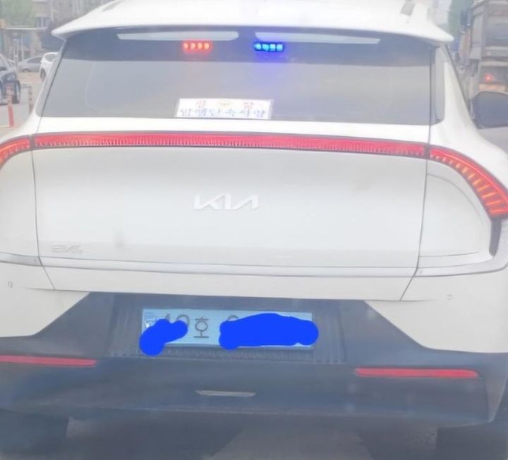 [서울=뉴시스] 경찰 암행 단속 차량이라고 적힌 종이를 붙이고 달리는 등 경찰 암행순찰차처럼 보이는 차량을 두고 그 진위 여부에 대해 누리꾼들 사이에서 갑론을박이 일고 있다. (사진= 보배드림 캡처) *재판매 및 DB 금지