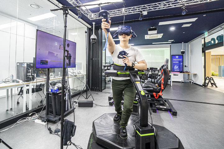 [서울=뉴시스] 경희대가 과학기술정보통신부가 진행하는 메타버스 융합대학원 사업에 선정됐다. 경희대 메타버스 융합대학원은 오는 9월 개원하며, 2029년까지 총 55억 원을 지원받는다. (사진=경희대 제공) *재판매 및 DB 금지