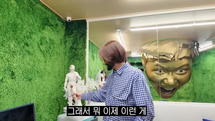 [서울=뉴시스] 유튜브 채널 '노홍철'에는 지난 23일 '광기로 가득찬 노홍철 압구동 아지트 내부 최초공개'라는 제목의 영상이 올라왔다 (사진= 유튜브 채널 '노홍철' 캡처) 2024.5.24. photo@newsis.com *재판매 및 DB 금지