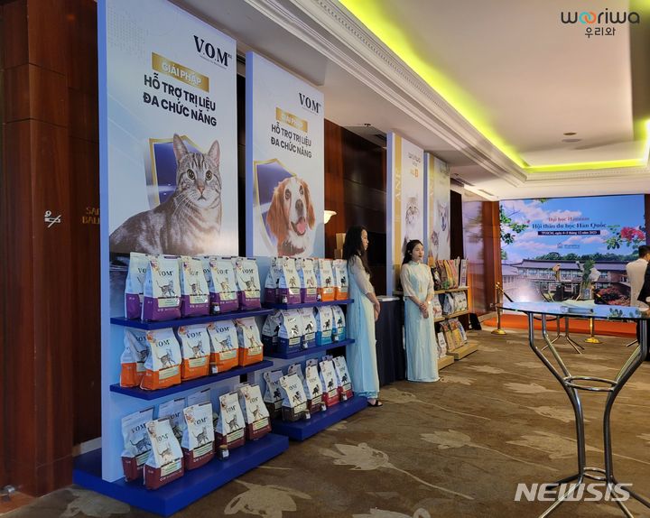 [서울=뉴시스] 베트남 호치민 롯데호텔에서 진행된 브이오엠 알엑스 런칭 행사. (사진=우리와 제공)