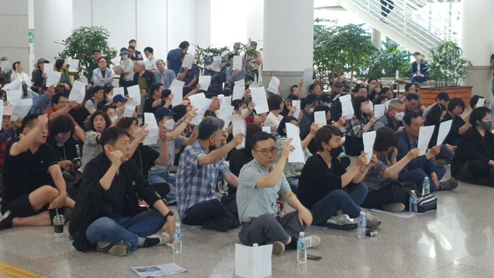 [대전=뉴시스]대전 중앙로지하상가 상인들이 23일 대전시청 1층 로비를 점거한 채 농성을 벌이고 있다. 2024. 05. 24 *재판매 및 DB 금지