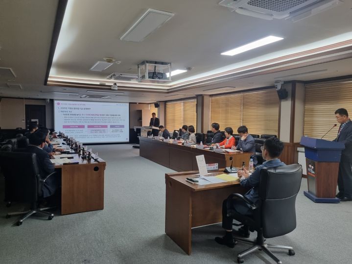 [논산=뉴시스]논산시가 24일 시청 상황실에서 위원 등 20여 명이 참석한 가운데 인구감소지역대응위원회 회의를 열었다. 2024. 05. 24 *재판매 및 DB 금지