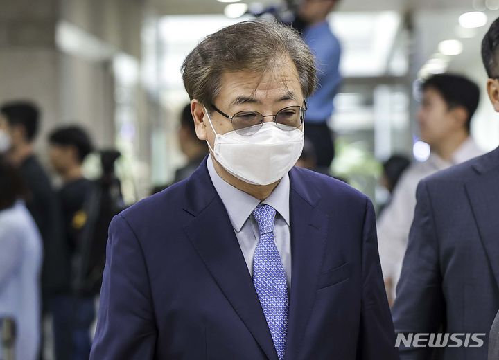 [서울=뉴시스] 정병혁 기자 = 서해 피격 사건 은폐 시도 및 월북몰이 혐의' 서훈 전 청와대 국가안보실장이 24일 서울 서초구 서울중앙지방법원에서 열린 25차 공판에 출석하고 있다. 2024.05.24. jhope@newsis.com