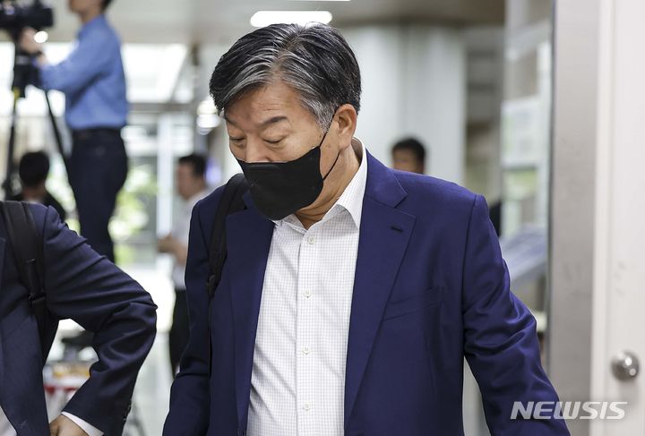 [서울=뉴시스] 정병혁 기자 = 경비함정 도입 과정에서 고의로 성능을 낮춰 발주하고 함정 제조 업체로부터 뇌물을 수수한 혐의 등으로 기소된 김홍희 전 해양경찰청장의 보석 청구가 인용됐다. 이에 따라 김 전 청장은 불구속 상태에서 재판을 받게 됐다. 사진은 김 전 청장. 2024.05.24. jhope@newsis.com