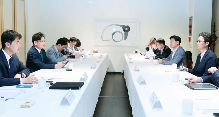 [서울=뉴시스] 양병내 산업통상자원부 통상차관보가 24일 서울 중구 달개비 컨퍼런스하우스에서 미국 무역법 301조 발표에 따른 관련업계 간담회를 주재하고 있다. (사진=산업통상자원부 제공) 2024.05.24. photo@newsis.com *재판매 및 DB 금지