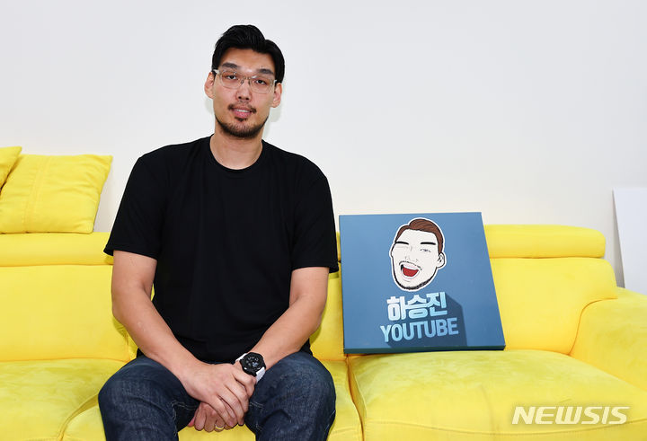 [서울=뉴시스] 김근수 기자 = 유튜버 하승진이 지난 24일 경기 과천시의 한 사무실에서 뉴시스와 인터뷰를 마치고 포즈를 취하고 있다. 2024.06.01. ks@newsis.com