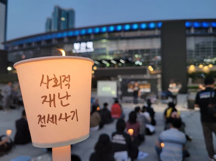 [부산=뉴시스] 5월24일 부산 동구 부산역 광장에서 영남권 전세사기 피해자들이 전세사기 특별법 촉구 개정 촉구 전국 동시다발 집회를 열고 있다. (사진=영남권전세사기피해자연합대책위 제공) 2024.05.25. photo@newsis.com *재판매 및 DB 금지