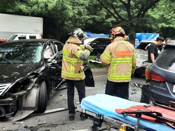 대구시 달서구 신당동에서 발생한 8중 추돌사고를 수습하고 있다. (사진=대구소방본부 제공) *재판매 및 DB 금지