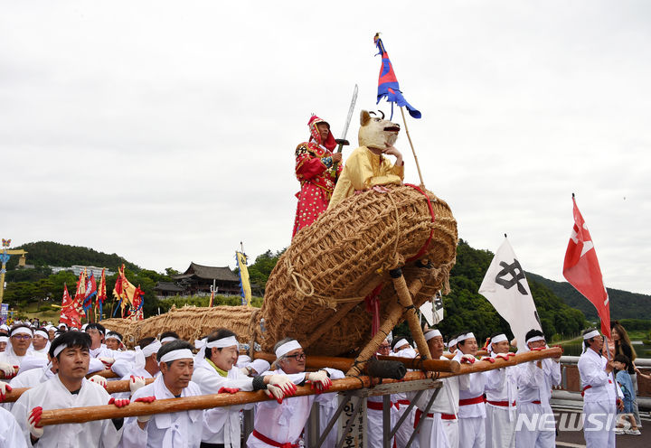 [밀양=뉴시스] 안지율 기자 = 안지율 기자 = 25일 오전 경남 밀양시 밀양강 둔치에서 열리는 제66회 밀양아리랑대축제 셋째 날 경남도 무형문화재 제2호 용호놀이 길놀이가 펼쳐지고 있다. 2024.05.25. alk9935@newsis.com