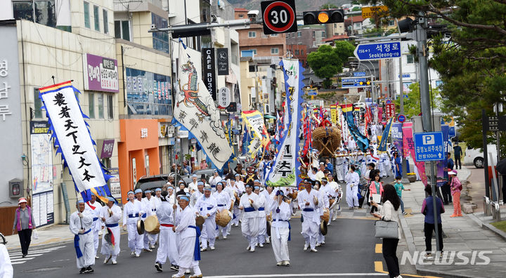 [밀양=뉴시스] 안지율 기자 = 안지율 기자 = 25일 오전 경남 밀양시 밀양강 둔치에서 열리는 제66회 밀양아리랑대축제 셋째 날 경남도 무형문화재 제2호 용호놀이 길놀이가 펼쳐지고 있다. 2024.05.25. alk9935@newsis.com