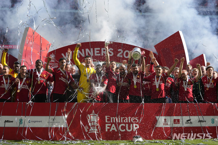 [런던=AP/뉴시스] 잉글랜드 프로축구 프리미어리그(EPL) 맨체스터유나이티드가 25일(현지시각) 맨체스터 시티를 꺾고 FA컵 우승을 차지한 뒤 세리머니를 하고 있다. 2024.05.25.