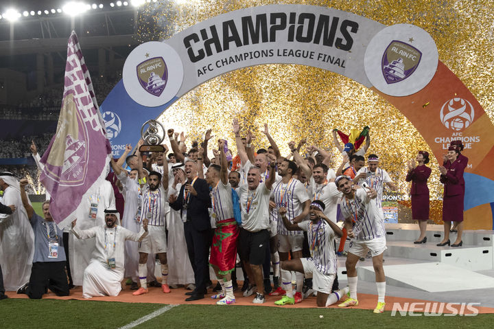 [알아인=AP/뉴시스] 한국 국가대표 미드필더 출신 박용우가 속한 아랍에미리트(UAE)의 알아인이 26일(한국시각) 남태희가 활약 중인 요코하마 F.마리노스(일본)을 누르고 '2023~2024시즌 아시아축구연맹(AFC) 챔피언스리그(ACL)' 우승을 차지한 뒤 세리머니를 하고 있다. 2024.05.25.