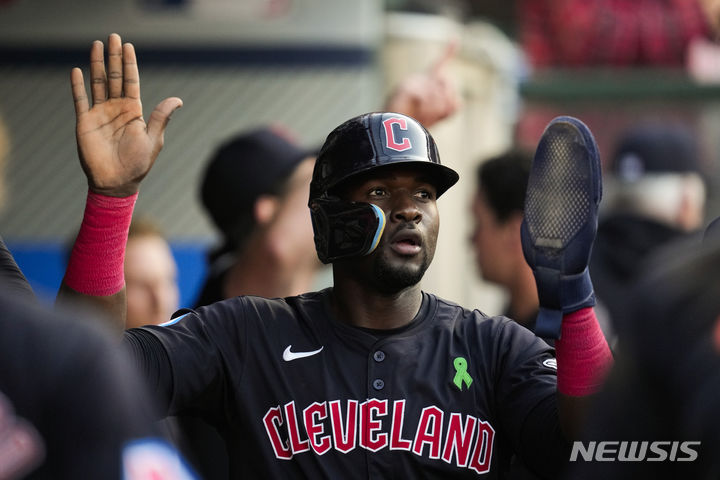 [애너하임=AP/뉴시스]한화 이글스가 에스테반 플로리얼을 영입할 것으로 보인다. 사진은 클리블랜드 가디언스 소속인 플로리얼이 5월 26일(한국시각) LA 에인절스와 경기 후 더그아웃에 들어온 모습. 2024.12.11.
