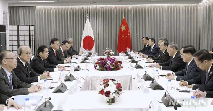 [서울=AP/뉴시스] 기시다 후미오(왼쪽 세 번째) 일본 총리와 리창(오른쪽 세 번째) 중국 국무원 총리가 26일 서울 국립현대미술관에서 중일 정상회담을 하고 있다. 2024.05.26.