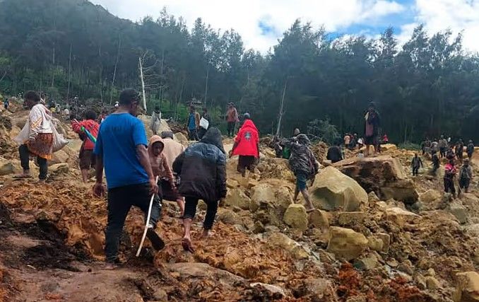 [서울=뉴시스] 유엔 국제이주기구(IMO)는 지난 24일 파푸아뉴기니에서 발생한 대규모 산사태로 인한 사망자 수가 최소 670명 이상으로 늘었다고 26일(현지시각) 발표했다. (사진=가디언 캡처) *재판매 및 DB 금지