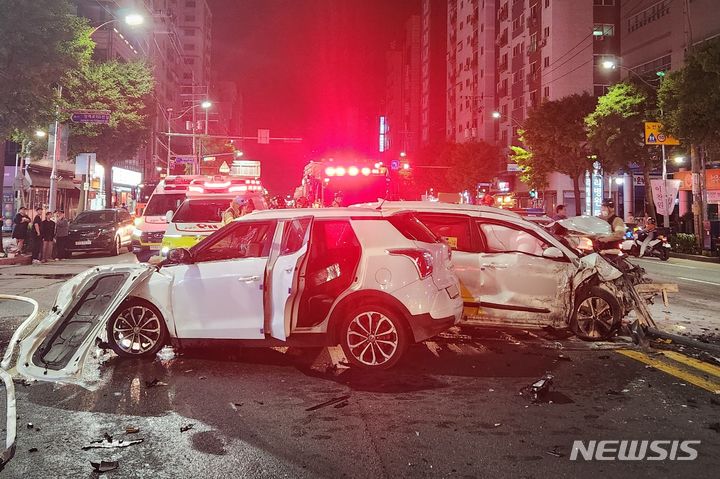 [인천=뉴시스] 26일 오전 오전 2시51분께 인천 부평구 부흥오거리 인근 도로에서 티볼리 차량과 정면충돌한 택시에서 불이나 승객 1명이 숨지고 운전자 2명이 다쳤다. (사진=인천소방본부 제공) 2024.05.26. photo@newsis.com