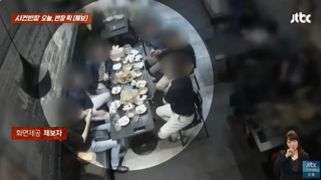 [서울=뉴시스] 지난 23일 JTBC '사건반장'에 따르면 지난 20일 밤 인천 송도의 한 식당에서 6~7명의 남성들이 음식을 먹고 치킨 포장을 주문한 뒤 계산하지 않고 달아나는 사건이 발생했다. (사진=JTBC '사건반장') *재판매 및 DB 금지