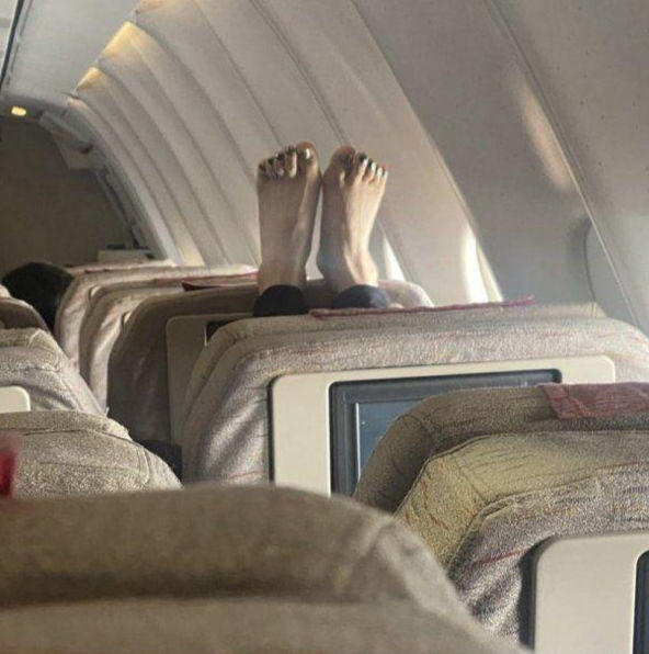 [서울=뉴시스] 제주로 향하는 비행기에서 한 승객이 앞좌석에 두 발을 올린 모습이 포착되며 '민폐' 논란이 일었다. (사진=온라인 커뮤니티 '보배드림') *재판매 및 DB 금지