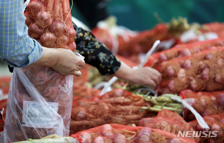 [서울=뉴시스] 홍효식 기자 =사진은 26일 서울 시내 한 대형마트에서 시민들이 마늘을 구매하고 있다. 2024.05.26. yesphoto@newsis.com