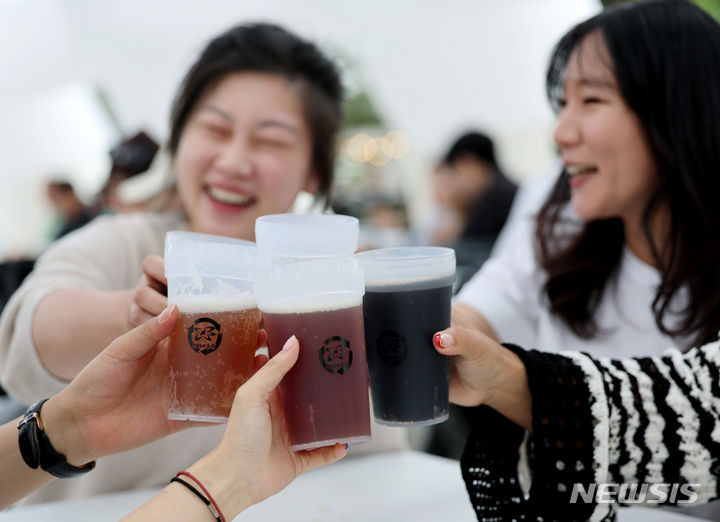 [서울=뉴시스] 김진아 기자 = 지난달 26일 서울 노원구 화랑대 철도공원에서 열린 '제2회 노원수제맥주축제'에서 시민들이 즐거운 시간을 보내고 있다. (사진은 기사와 직접 관련이 없습니다.)  2024.05.26. bluesoda@newsis.com