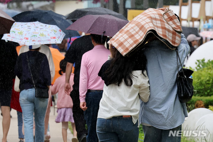 인천, 오후까지 최대 40㎜ 비…평년기온 웃도는 더위