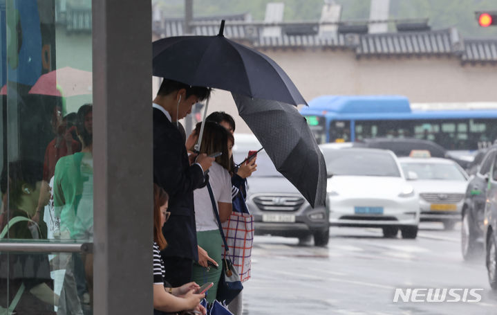 [서울=뉴시스] 김명원 기자 = 이번 주(27~2일)는 전국이 대체로 흐리고 구름이 많은 가운데 주초 전국 대부분 지역에 비가 오겠다. 사진은 26일 서울 종로구 광화문에서 시민들이 버스정거장에서 버스를 기다리는 모습. 2024.05.27. kmx1105@newsis.com