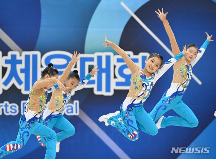 [곡성=뉴시스] 박기웅 기자 = 26일 전남 곡성군 곡성문화체육관에서 열린 '제53회 전국소년체육대회' 에어로빅 초등부 5인조 결승에서 경기도 소속 선수들이 경기를 펼치고 있다. 2024.05.26. pboxer@newsis.com