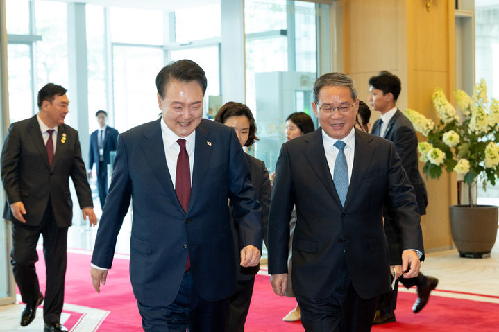 [서울=뉴시스] 윤석열 대통령과 리창 중국 국무원 총리가 26일 서울 용산 대통령실 청사로 들어서고 있다. (사진=대통령실 제공) 2024.05.26. photo@newsis.com *재판매 및 DB 금지