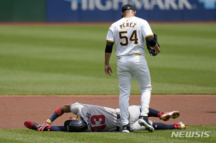 [피츠버그=AP/뉴시스] 애틀랜타 브레이브스의 로널드 아쿠냐 주니어가 27일(한국시각) 미국 펜실베이니아주 피츠버그의 PNC파크에서 벌어진 2024 메이저리그(MLB) 피츠버그 파이리츠와의 경기에서 1회초 도루를 시도하다 무릎 통증을 호소하고 있다. 2024.05.27