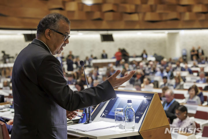 [제네바=AP/뉴시스]테워드로스 아드하놈 거브러여수스 세계보건기구(WHO) 사무총장이 2024년 5월 27일 스위스 제네바 유엔유럽본부에서 열린 제77차 세계보건총회(WHA77) 개막식에서 성명을 발표하고 있다. 2025.12.12.