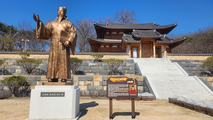 [함양=뉴시스] 서희원 기자= 최치원 선생의 덕과 학문, 애민정신 등을 후세에 전승하는 학습의 장을 마련하고 상림의 역사와 가치를 전달하기 위해 최치원 선생 역사공원을 지난 2018년에 조성한 건축물이다.2024. 05. 27. shw1881@newsis.com *재판매 및 DB 금지