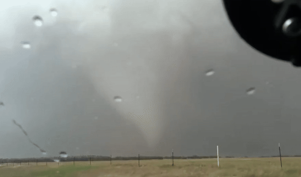 [서울=뉴시스] 미국 중남부에 토네이도와 폭풍우, 우박 등 악천후로 인해 최소 15명이 사망하는 등 피해가 속출하고 있다(사진= X 갈무리) *재판매 및 DB 금지