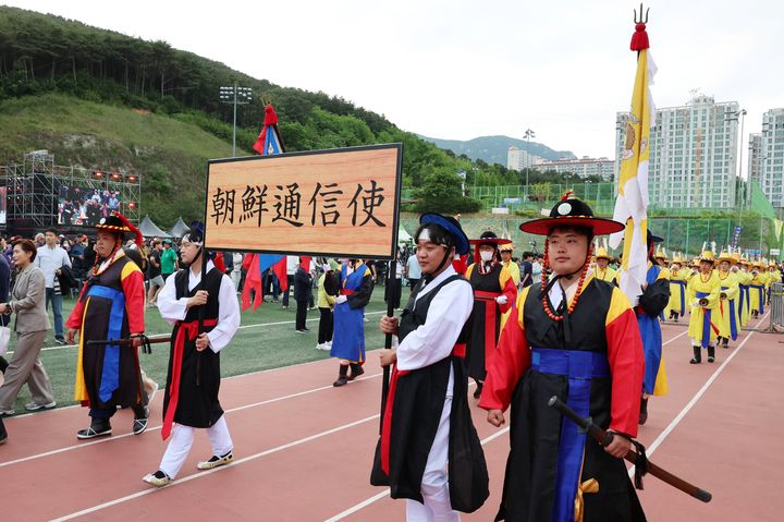 [양산=뉴시스] 양산시는 지난 25일과 26일 양산 웅상체육공원 일원에서 웅상신풍! 신나는 바람, 새로운 바람이라는 슬로건의 양산웅상회야제가 열리고 있다. (사진=양산시 제공) 2024.05.27. photo@newsis.com *재판매 및 DB 금지