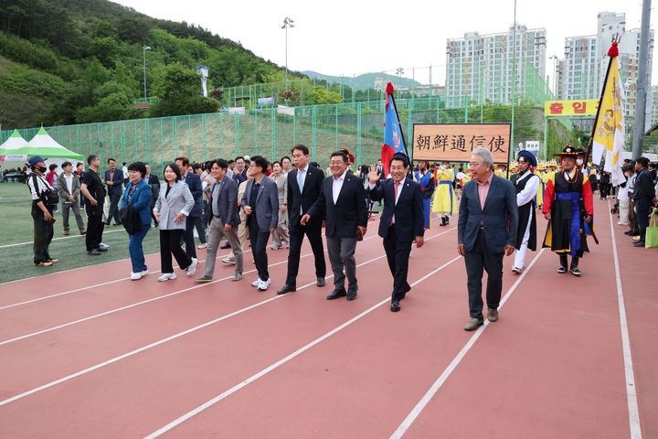 [양산=뉴시스] 양산시는 지난 25일과 26일 양산 웅상체육공원 일원에서 웅상신풍! 신나는 바람, 새로운 바람이라는 슬로건의 양산웅상회야제가 열리고 있다. (사진=양산시 제공) 2024.05.27. photo@newsis.com *재판매 및 DB 금지