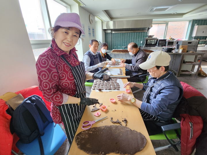 [서울=뉴시스]중랑구, 커피찌꺼기로 일자리 만들고 환경도 보호. 2024.05.27. (사진=중랑구 제공) *재판매 및 DB 금지