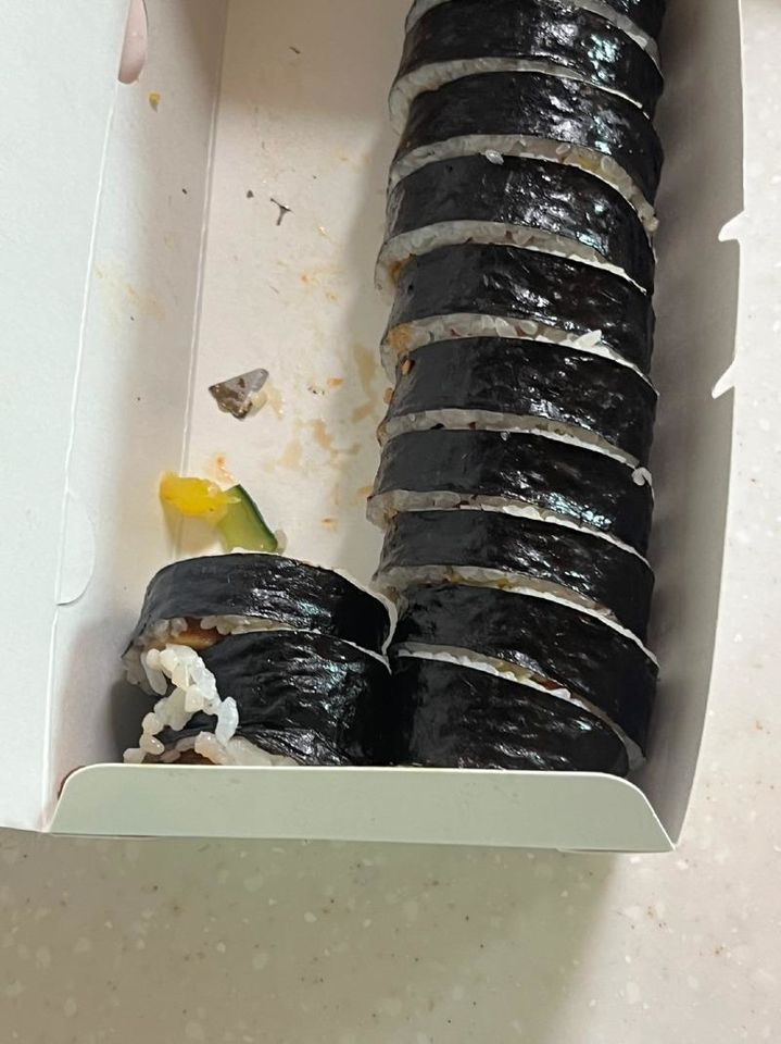 배달 시켜 먹은 김밥에서 녹슨 커터칼 조각이 나왔다는 한 소비자의 사연이 전해졌다. (사진=온라인커뮤니티 캡쳐) *재판매 및 DB 금지