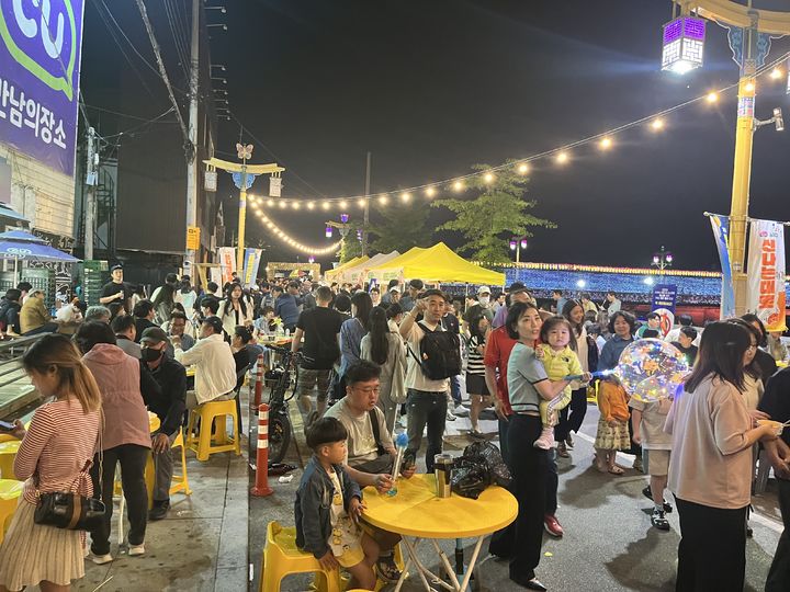 [밀양=뉴시스] 밀양 문화도시센터가 영남루 주변 내일동 중심상가 강변도로에서 차 없는 거리축제 '신나는 대로'가 열리고 있다. (사진=밀양시 제공) 2024.05.27. photo@newsis.com *재판매 및 DB 금지