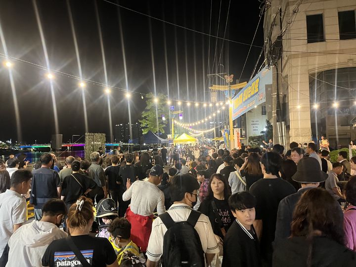 [밀양=뉴시스] 밀양 문화도시센터가 영남루 주변 내일동 중심상가 강변도로에서 차 없는 거리축제 '신나는 대로'가 열리고 있다. (사진=밀양시 제공) 2024.05.27. photo@newsis.com *재판매 및 DB 금지